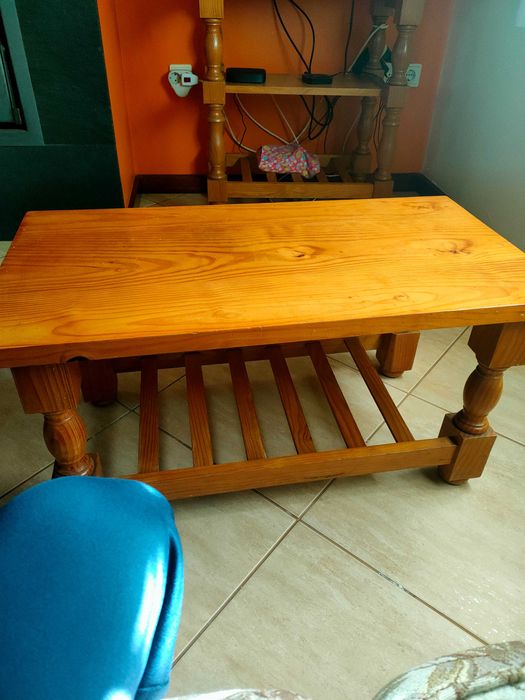 Centro de mesa e mesa de TV para sala em madeira maciça