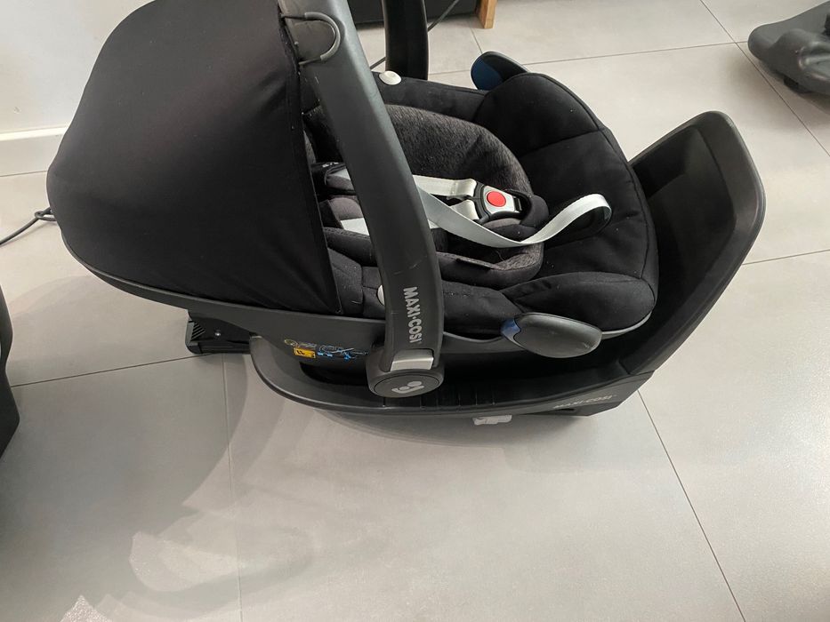 MAXI COSI PEBBLE PRO i-Size z bazą Familyfix 3