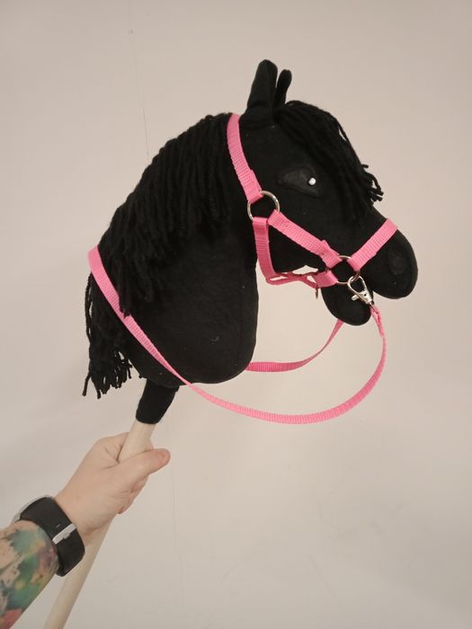 Czarny hobby horse a4 z kantarem i wodzami