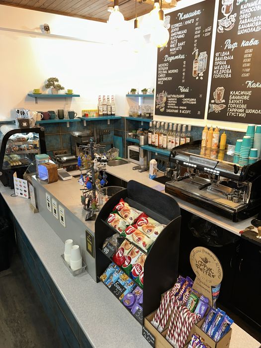 Обладнання та меблі