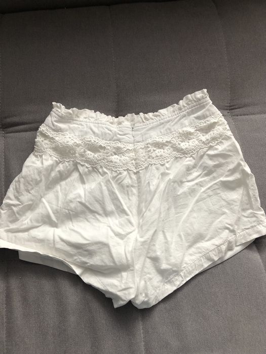 Białe spodenki z koronką
