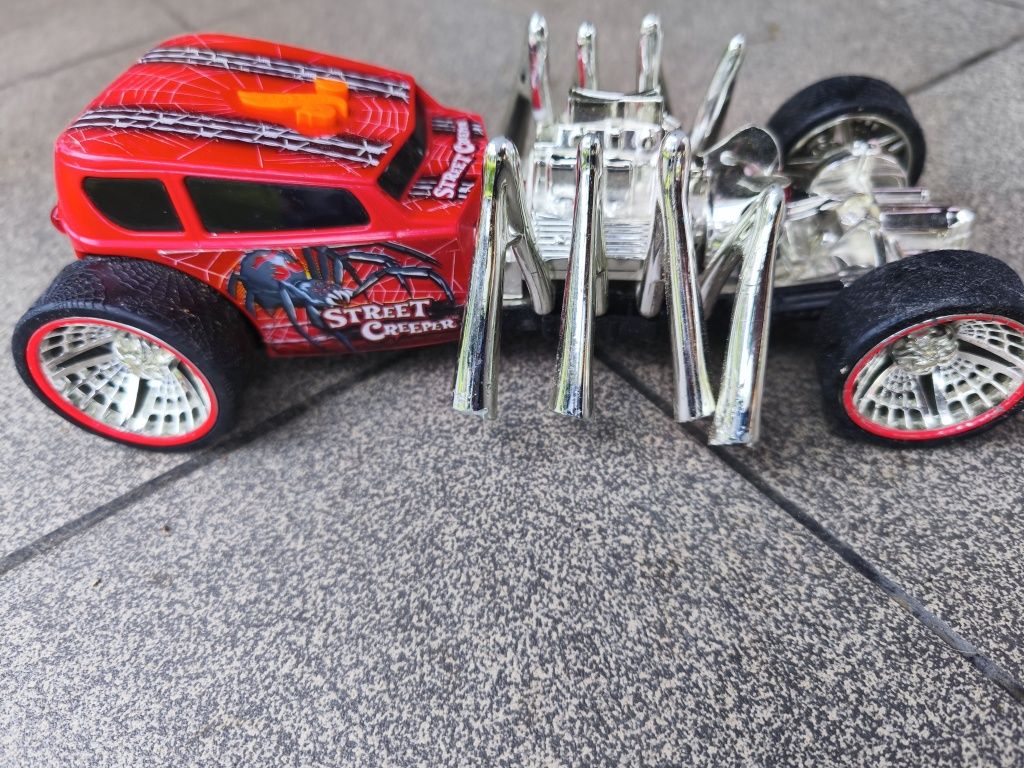 Samochód pająk Hot Wheels i interaktywny pojazd Niko