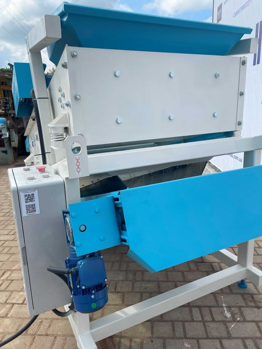 Przesiewacz wibracyjny GV-500 z przenośnikiem taśmowym