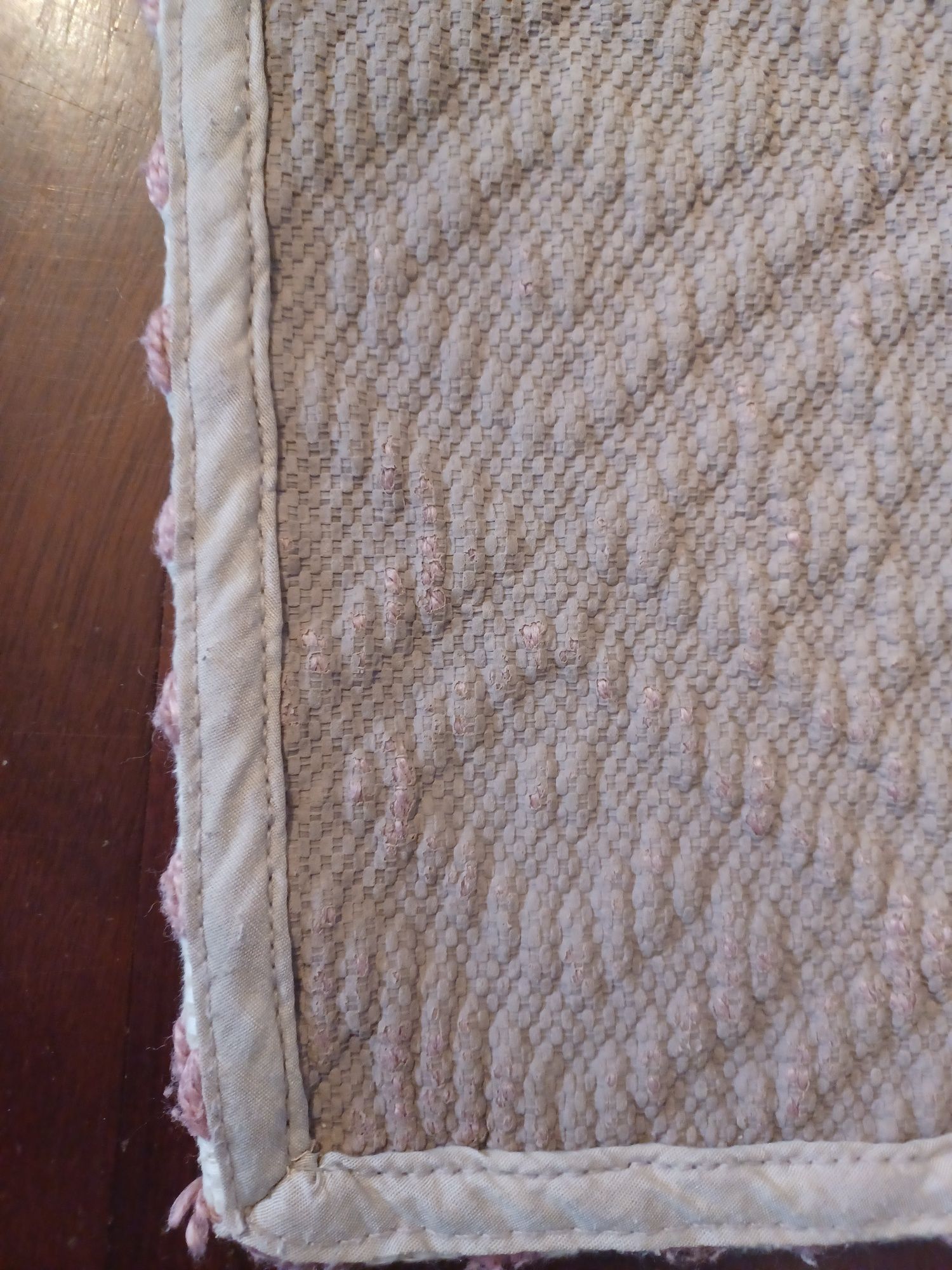 Tapete quarto branco e rosa