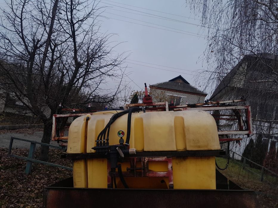 Навісний оприскувач на 800 літрів
