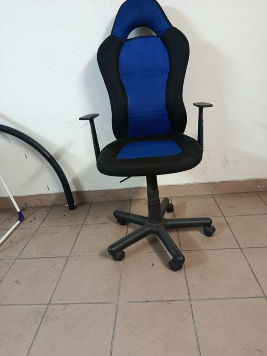 Krzesła gemingowe i antyk z PRL-u