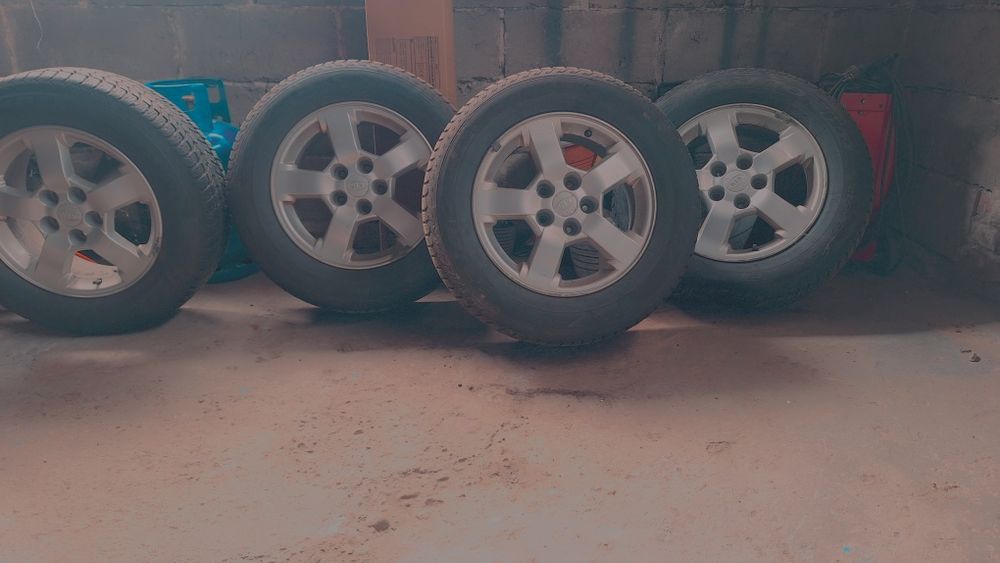 Alufelgi Kia Sportage II 16" z oponami zimowymi Debica Frigo