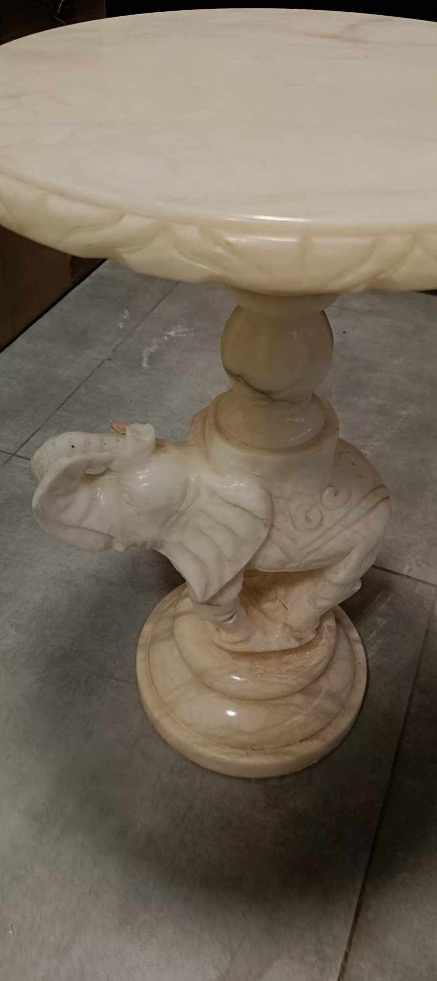 Włoski stolik z alabastru słoń