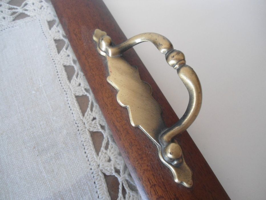 Tabuleiro em madeira e vidro com 67x35