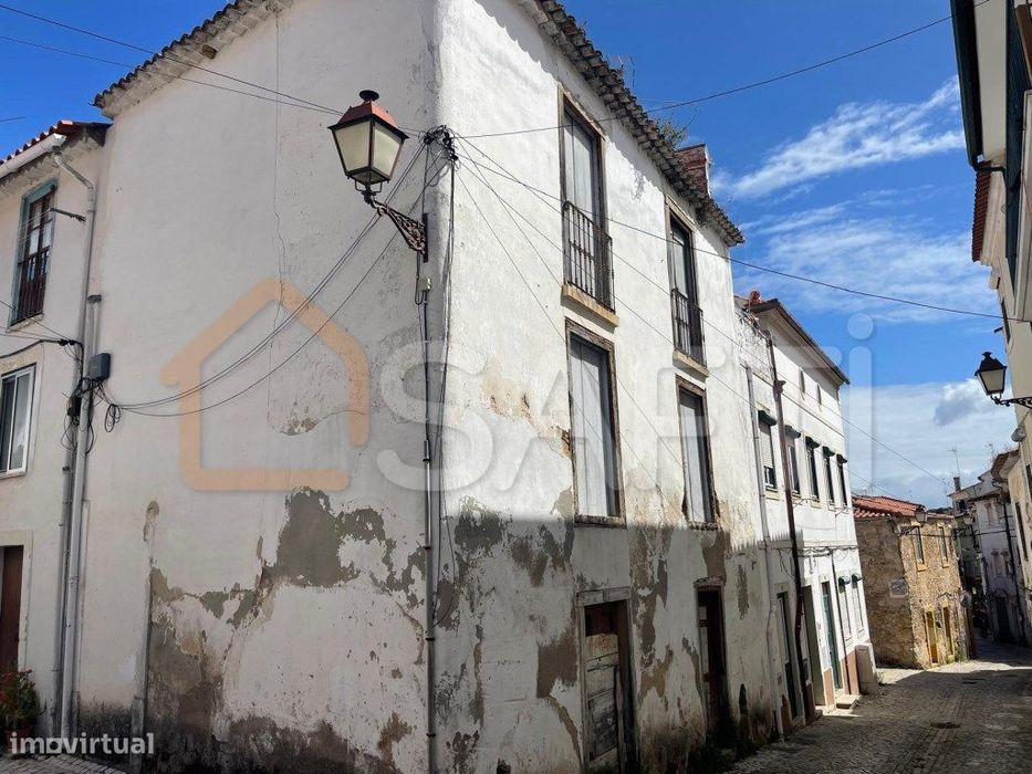 Prédio para recuperar no centro de Torres Novas