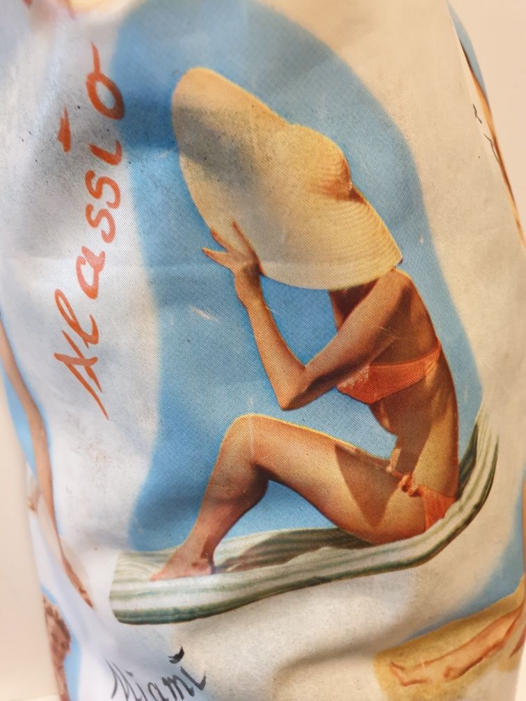 Saco de praia dos anos 50 em plástico com imagens eróticas