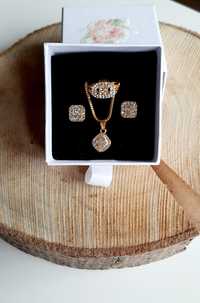 Złoty damski zestaw biżuterii.  Kolczyki,  pierścionek i naszyjnik