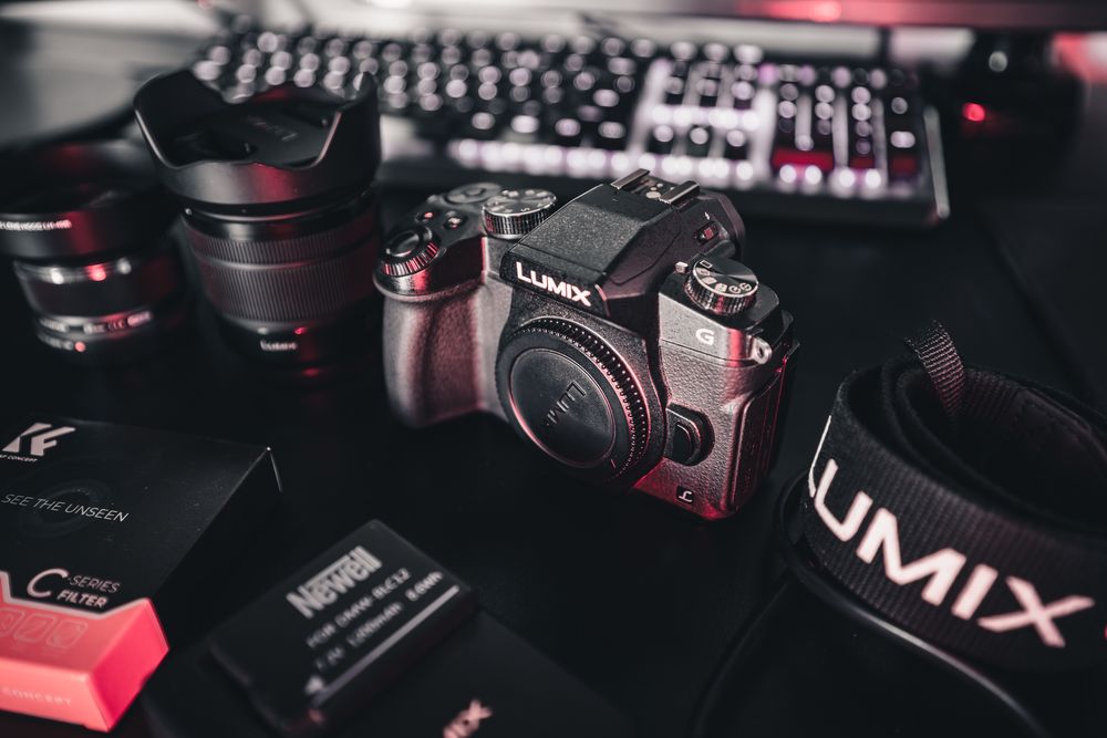 Lumix DMC-G80M + 12-60mm + 25mm f1.8 + akcesoria