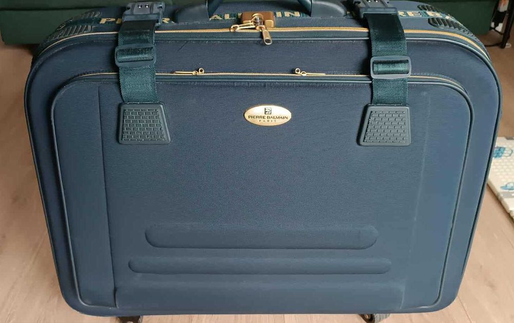 Duża walizka francuskiego projektanta Pierre Balmain