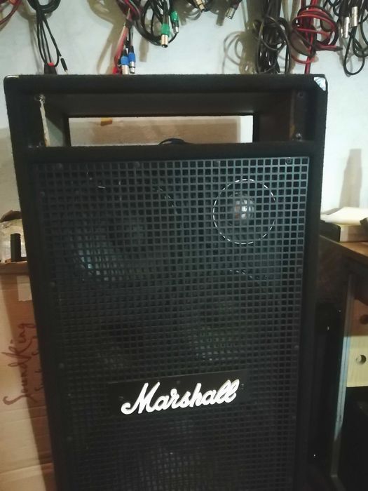 , мощная колонка для клавишных или бас гитары.