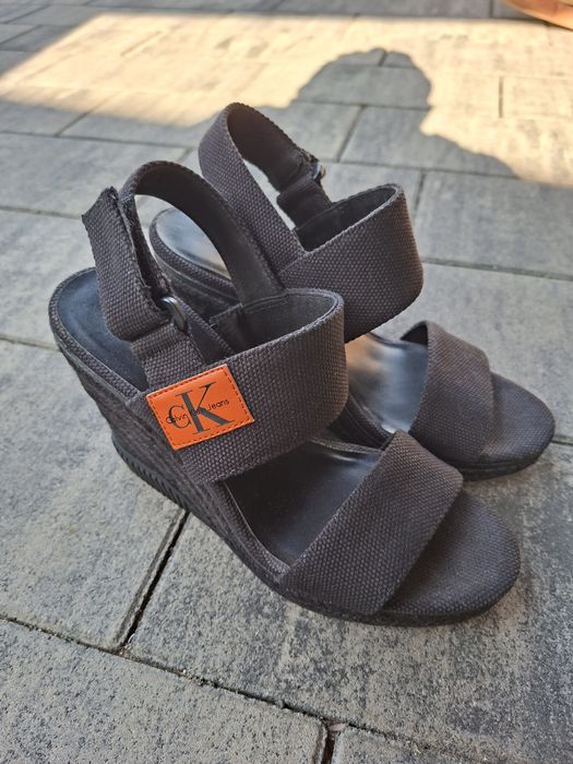 Sandały na koturnie ck