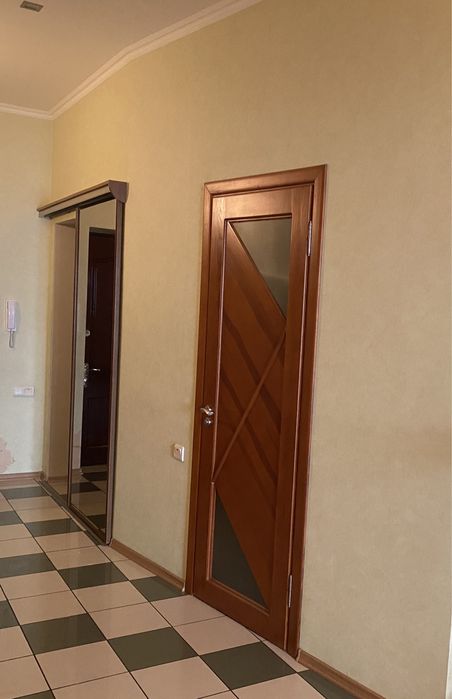 Раздвижная зеркальная дверь