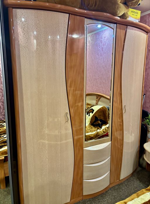 Продам итальянский шкаф для спальни