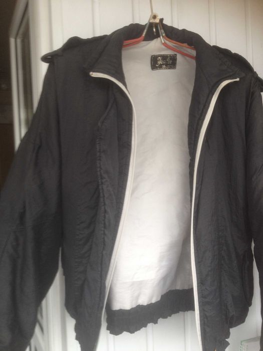 Куртка  чёрная на сентапоне,