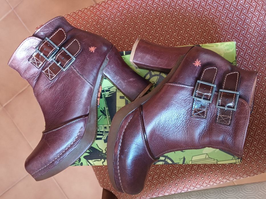 Botins castanhos - Art