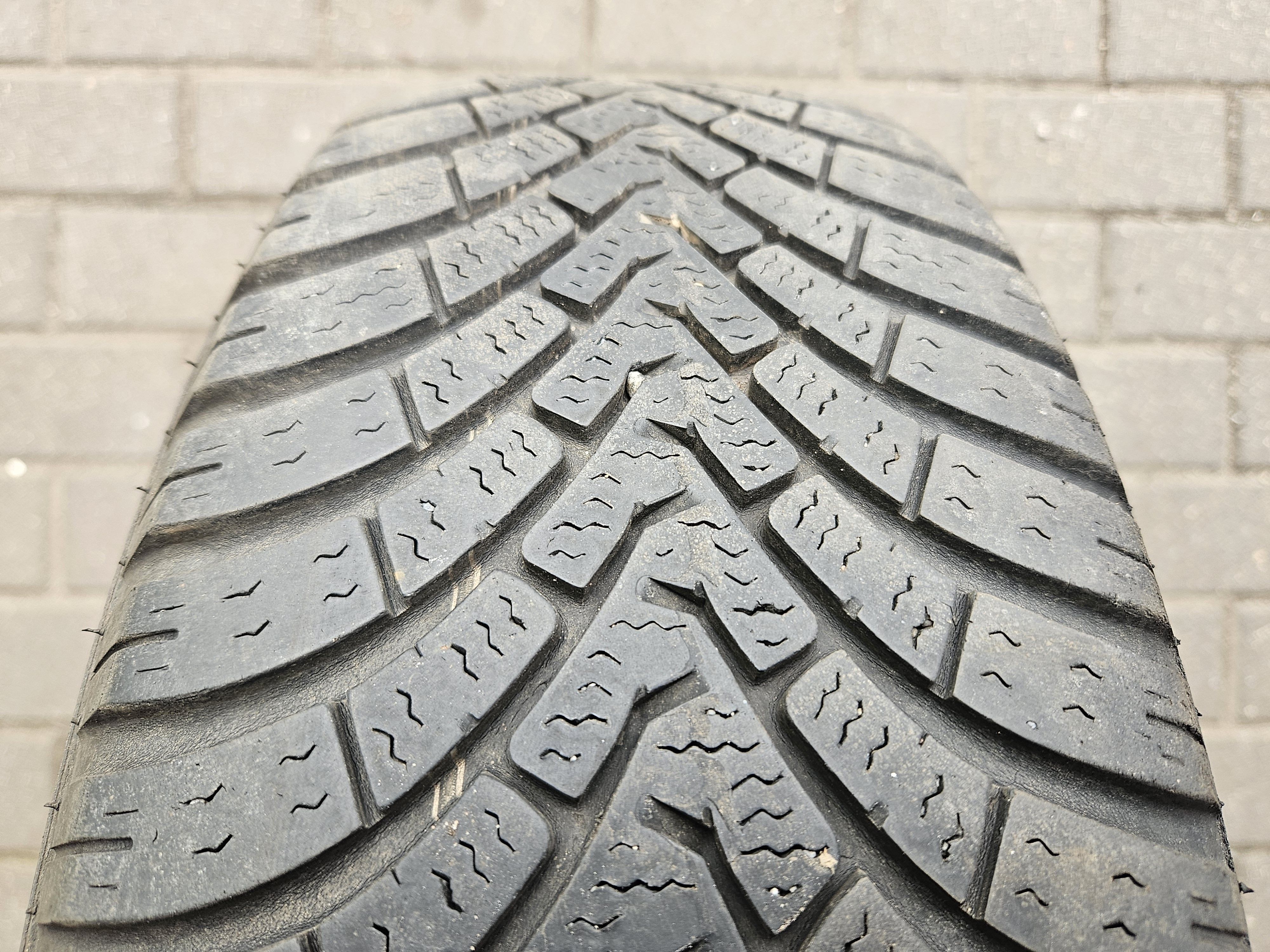2x 185/65R15 88T Falken EuroWinter HS01 / 2x 6,5-6mm [748K4]
