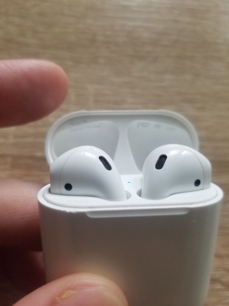 Продам Apple airpods оригинал