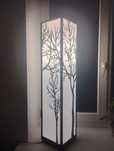 Lampa nocna z motywem drzewa
