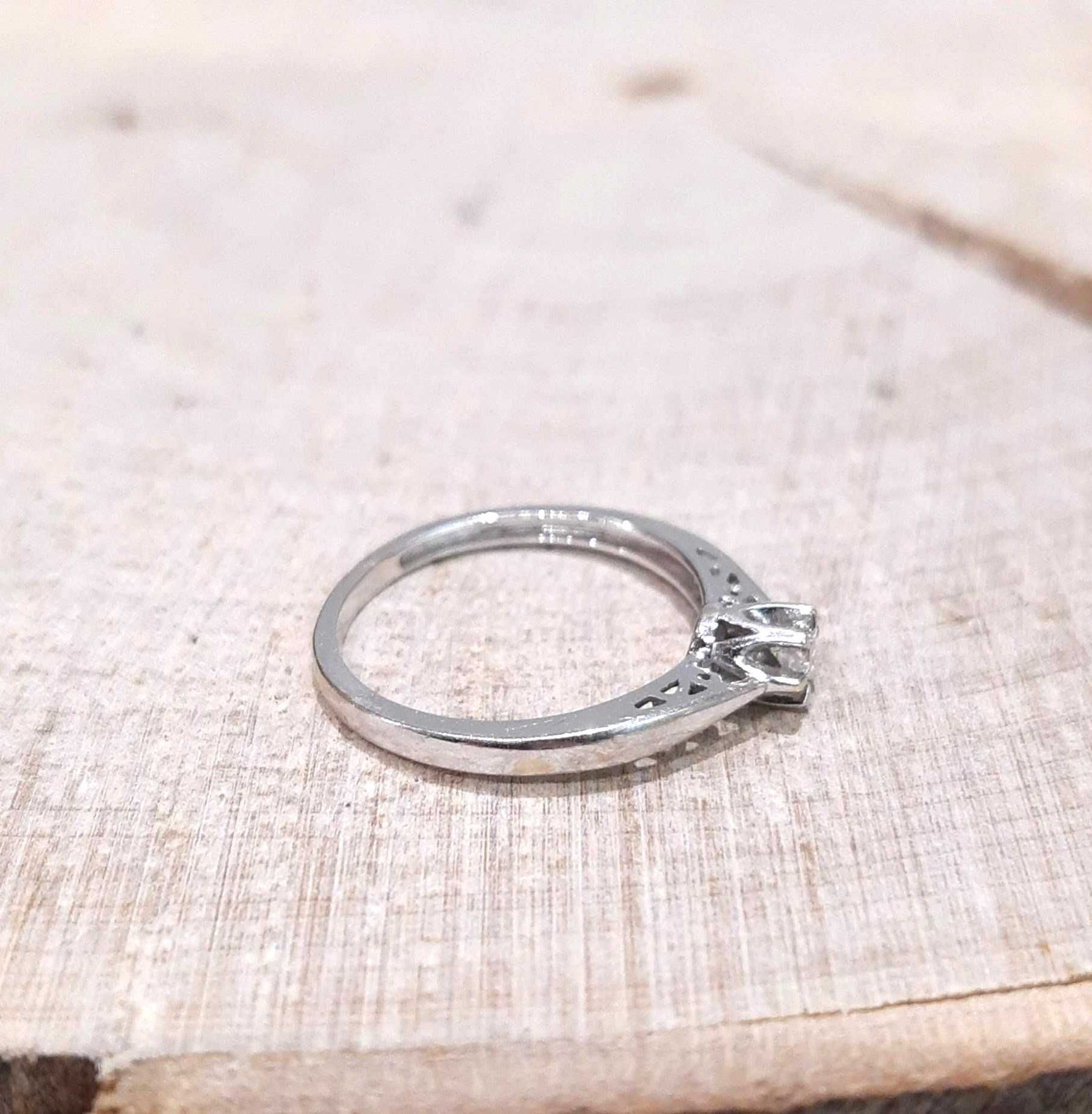 Złoty pierścionek z brylantem r.9 0,07 ct-1,64 g/p.585