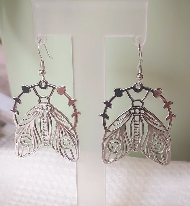 Brincos de metal prateado com mariposas