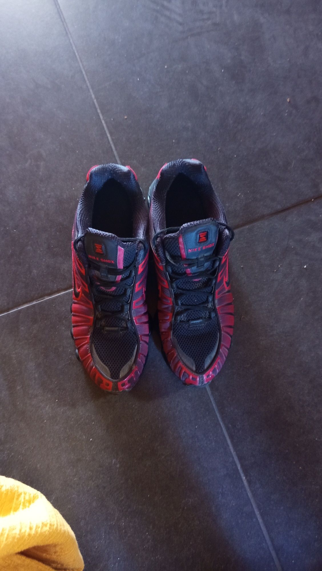 Nike shox vermelhas e pretas