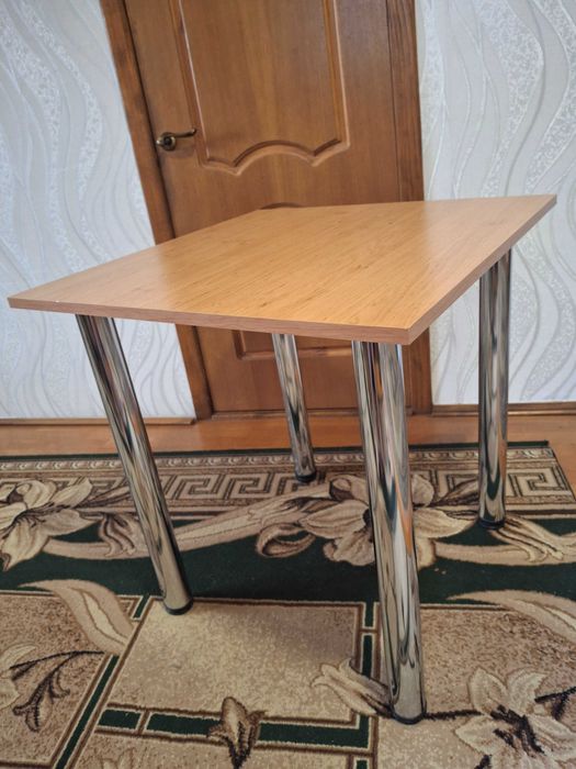 Стіл для кухні або кав'ярні