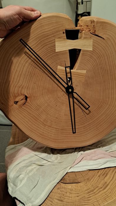 Zegar drewniany z plastra drewna