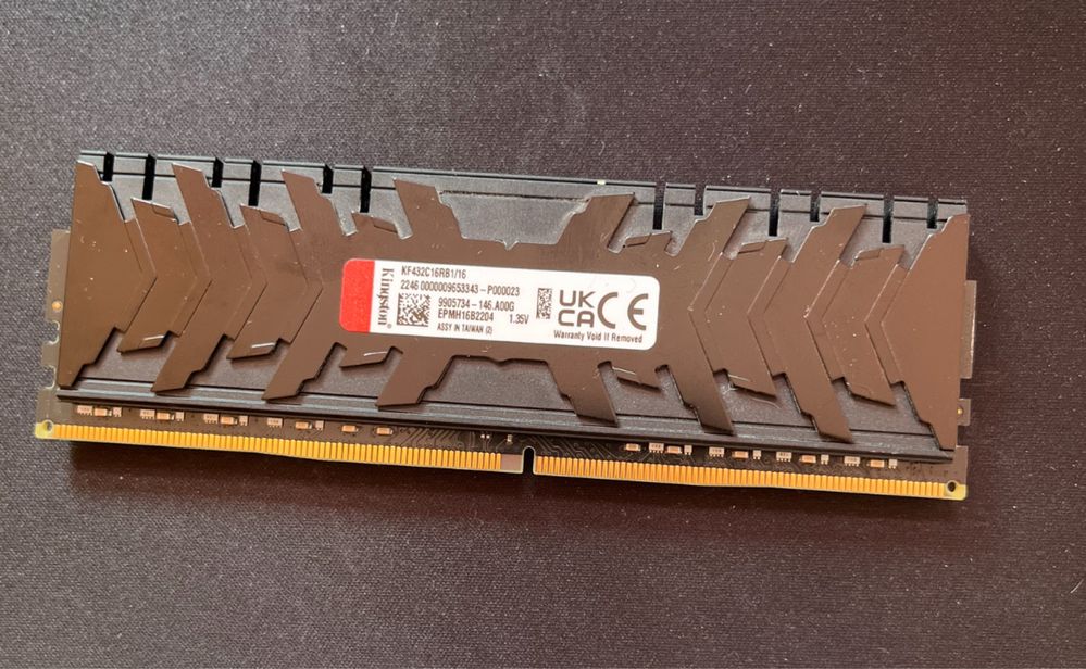 Kingston FURY Renegade DDR4 3200MHz 16GB (1x16GB)  Идеальное состояние