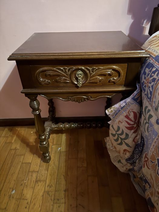 Cama antiga ( antiguidade mas como nova) mesas incluidas