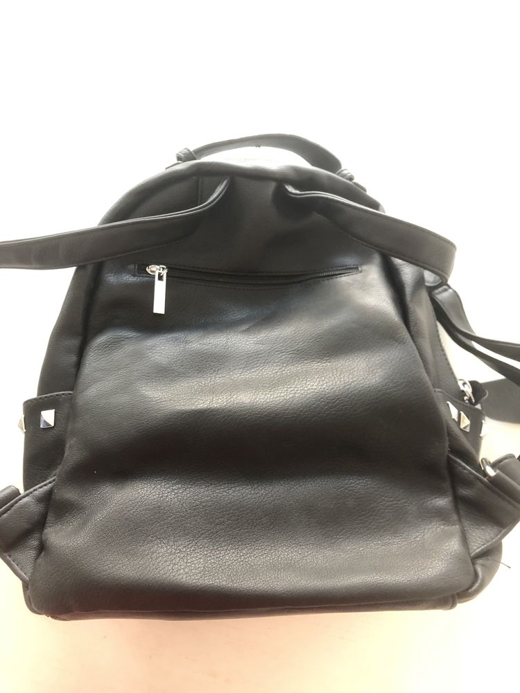 Mochila com tachas - muito espaçosa e com muitos bolsos dim. nas fotos