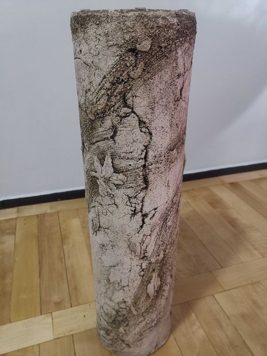 Donica, osłonka słupek z gliny szamotowej.