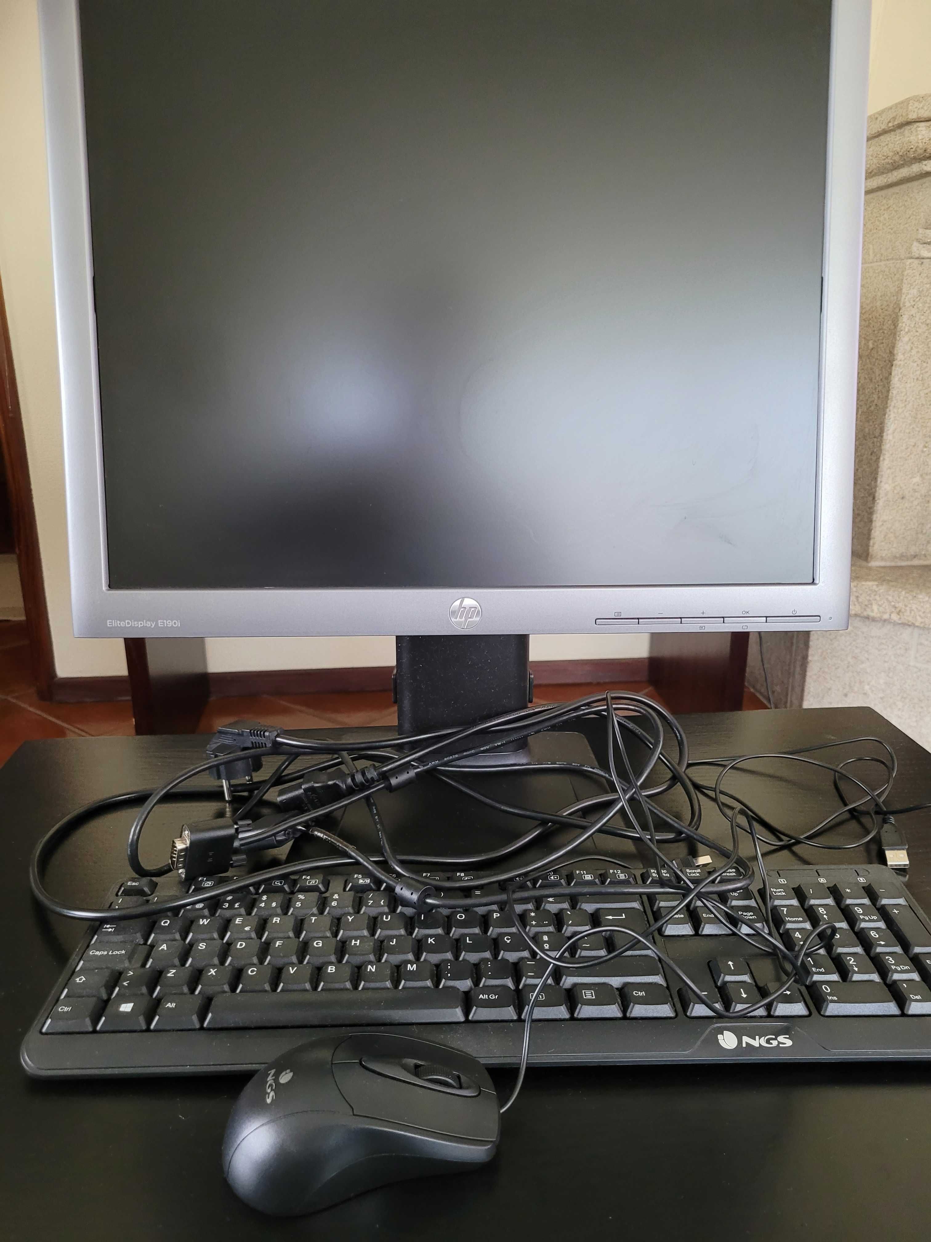 Monitor HP com teclado e rato