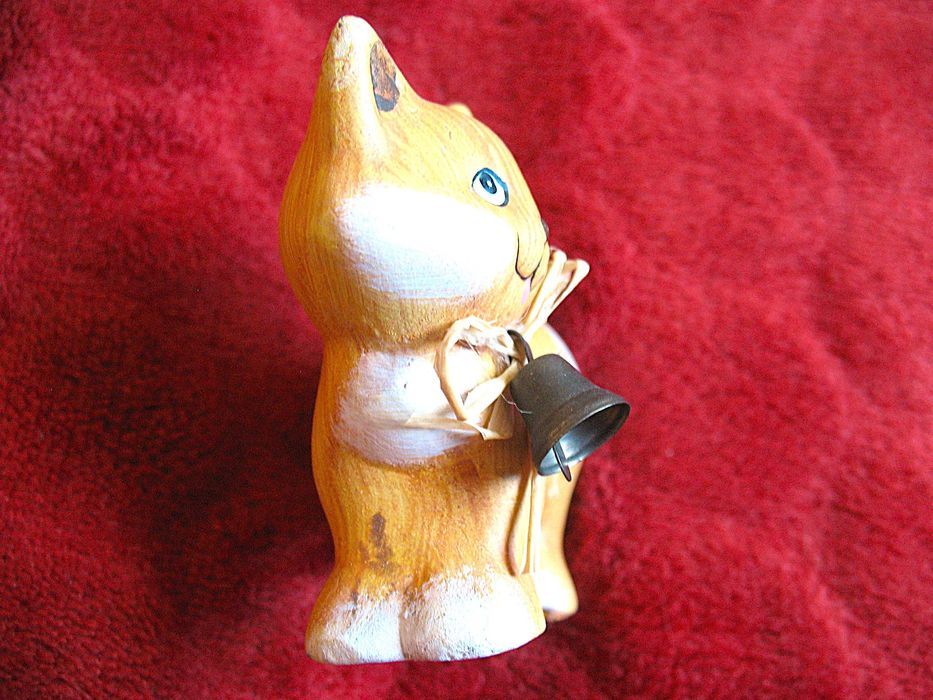 Kot - rudy z dzwoneczkiem - figurka ceramika - 6 x 7 x 3 cm