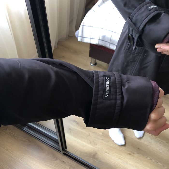 Ідеальний чорний плащ на осінь