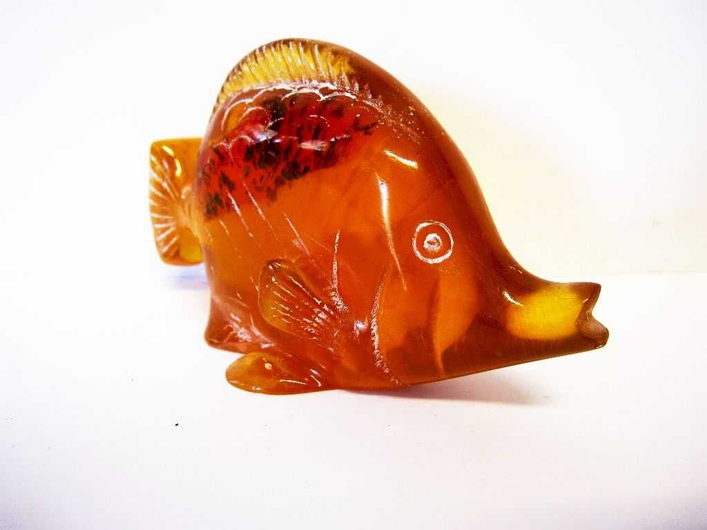 Pisa papel  vintage peixe em ambar esculpido com inclusões-145 gramas