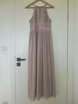 Pudrowa sukienka maxi TFNC London z dekoltem halter