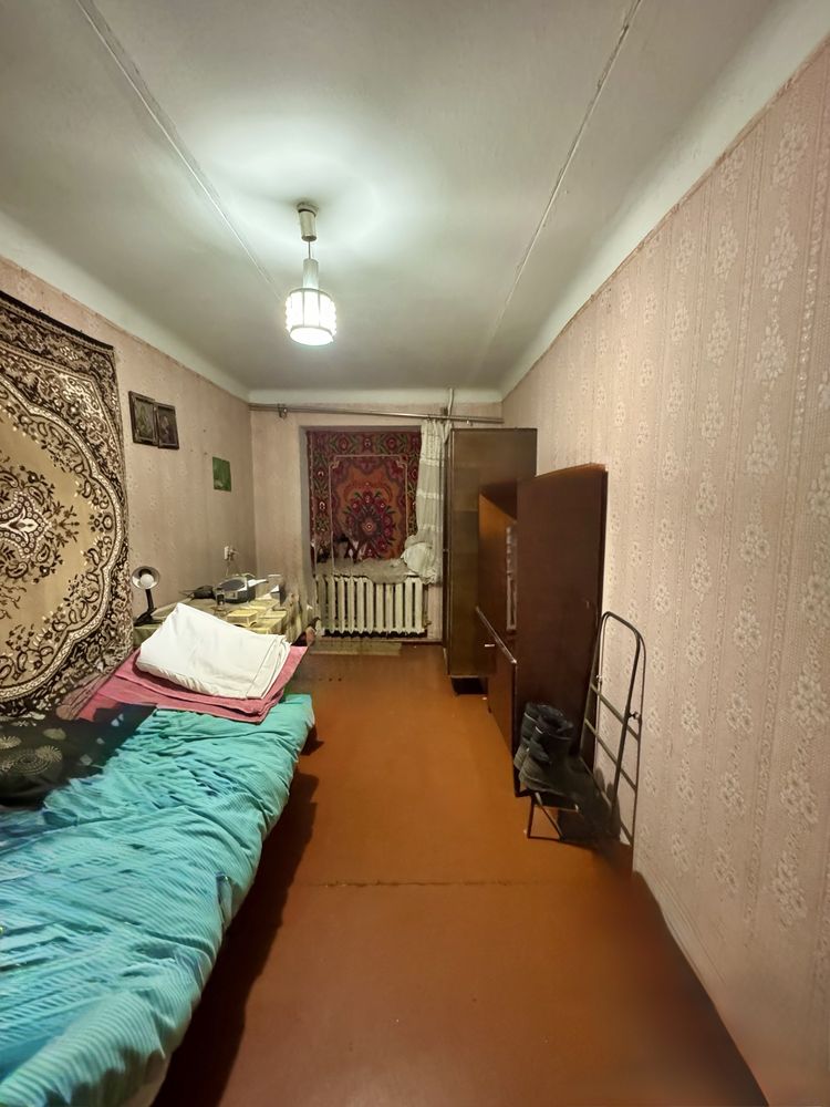 Продаж 3 х кім .кв . 1/5 + гараж в дворі, ідівідуальне опалення, центр