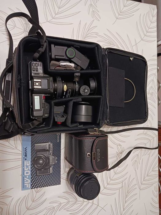 Aparat YASHICA 230-AF z wyposażeniem