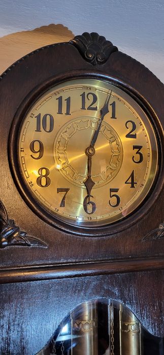 Stary kwadransowy zegar stojący