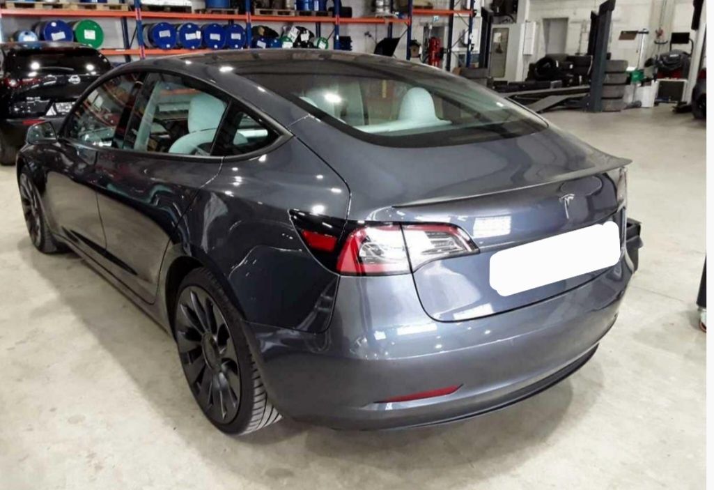 513cv Tesla Model 3 Performance 82 kWh - Dual Motor 
Caixa auto
