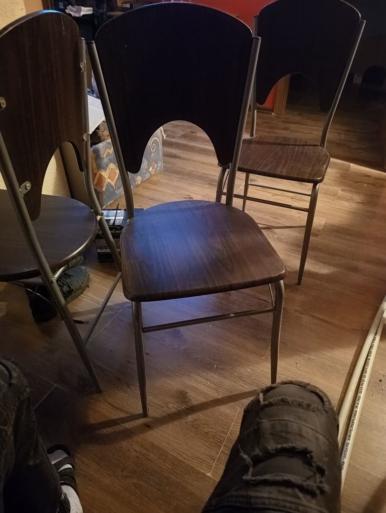 Stół do jadalni/salonu z kompletem krzeseł