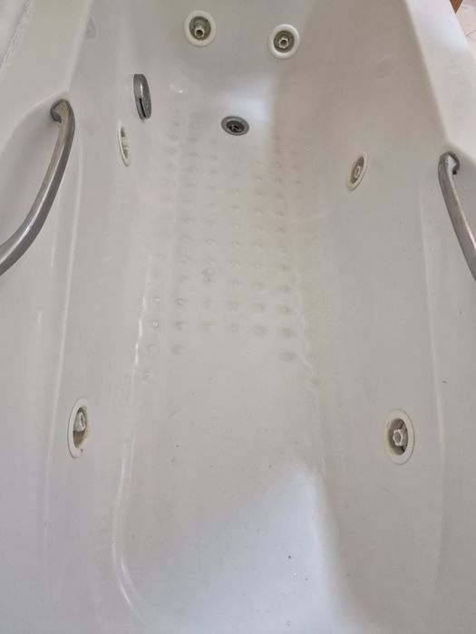 Banheira hidromassagem com resguardo