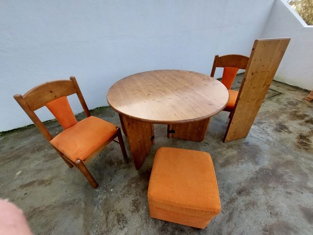 Mesa + 6 cadeiras + puff