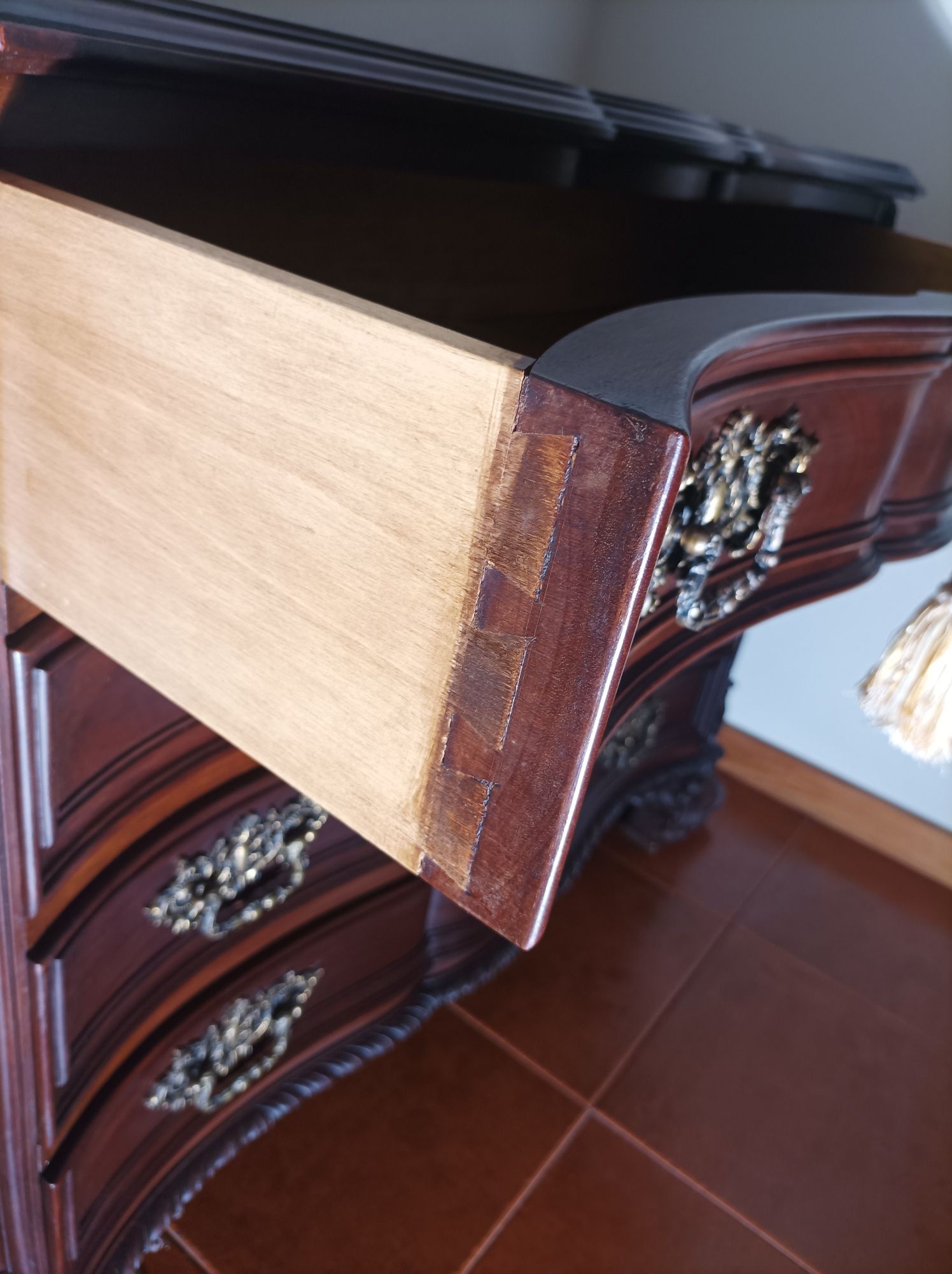 Cómoda antiga restaurada estilo D José toda trabalhada manualmente