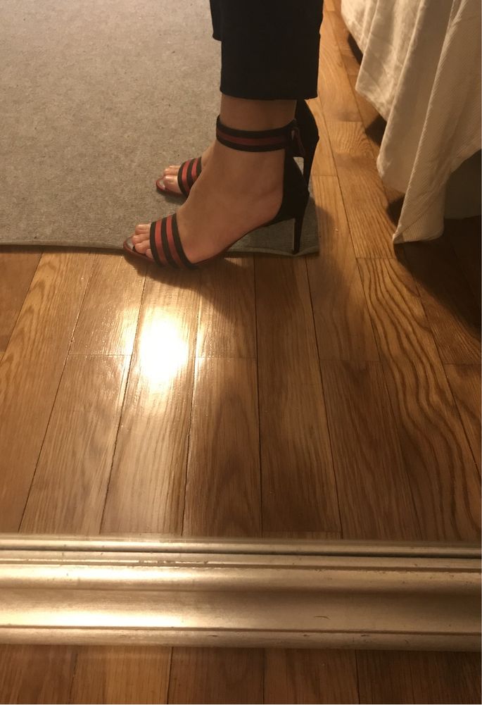 Sandálias pretas e vermelhas n39 marca Zara
